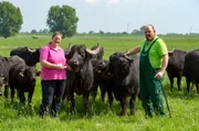 Martin Dörings Wasserbüffel beweiden das Naturschutzgebiet Bislich, eine Auenlandschaft am Niederrhein. Die vierbeinigen „Rasenmäher“ halten die Uferränder kurz und schaffen so Brutplätze für Vögel. Kein Wunder, dass die Bislicher Insel ein Paradies für Ornithologen ist. Den Hof der Familie Döring gibt es hier in der Nähe von Wesel schon mindestens seit Napoleons Zeiten. - Martin (r) und Beate Döring