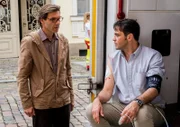 Dr. Michael Tietze (Michael Rotschopf, r.) wurde vor seiner Praxis auf offener Straße angeschossen. Er ist der Stiefvater des verstorbenen Philip Cornelius. Stefan Cornelius (Max Hopp, l.), der Vater von Philip, eilt zu Michael Tietze. Was führen die beiden im Schilde?