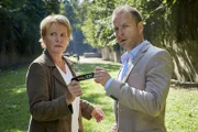 Marie Brand (Mariele Millowitsch) und Kollege Jürgen Simmel (Hinnerk Schönemann) nehmen den Tatort genau unter die Lupe.