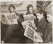 Amerikanische GIs auf Urlaub in Paris lesen die US-Militärzeitung Stars and Stripes, die mit einer Schlagzeile den Tod Hitlers ankündigt. Der deutsche Diktator beging am 30. April 1945 nach dem Zusammenbruch des Dritten Reiches Selbstmord.