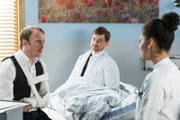 Vivi (Jane Chirwa, r.) muss Bernd Müller (Merten Schroedte, l.) im Beisein von Dr. Lindner (Christian Beermann, M.) mitteilen, dass er einen Tumor in der Schulter hat.