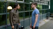 Felix Löhr (Lennart Betzgen, r.) spricht mit Marvin Kröger (Junis Marlon, l.), dem Ex-Freund der toten Nadine.