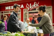 Nika (Lucie Heinze) und Jure (Luka Dimic) kaufen für das Restaurant ein.