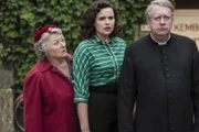 Mrs. McCarthy (Sorcha Cusack, l.), Bunty (Emer Kenny, M.) und Father Brown (Mark Williams, r.) stehen vor einem Rätsel - gibt es wirklich Außerirdische in Kembleford?