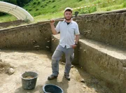Im Sommer gräbt Dr. Leif Hansen mit seinem Team an der sogenannten "Ostterrasse" der Keltensiedlung Heuneburg an der jungen Donau bei Stetten. Bisherige Funde dort geben Rätsel auf. Pfeilspitzen und Menschenknochen wurden dort schon gefunden. Die Erforschung der Knochenfunde soll Auskunft darüber geben, warum die einst so wichtige Siedlung schließlich aufgegeben wurde.