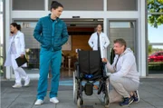 Tom  (Tilman Pörzgen, l.) findet einen ganz eigenen Zugang zu seinem Patienten Erwin Meyer (Martin Gruber, r.) und seinen Schmerzen. Marc Lindner (Christian Beermann, im HG. Mitte), (Komparsen, l.)