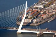 Die Erasmusbrücke (Erasmusbrug) in Rotterdam ist eines der Wahrzeichen Hollands.
