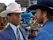 Trivette (Clarence Gilyard, li.) träumt von einer Karriere als Drehbuchautor. Zusammen mit Walker (Chuck Norris) arbeitet er als technischer Berater bei Dreharbeiten, doch der nächste Fall ist nicht weit...