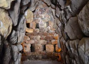 Umgeben von meterdicken Wänden: Eine runde Kammer in der Nuraghe Su Nuraxi.