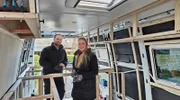 Franziska (28, r) und Carsten (30) während des Umbaus in ihrem Camper in Krefeld.