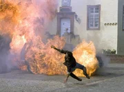 MDR Fernsehen TATORT, "Der Frauenflüsterer". Auf dem Reiterhof explodiert ein Auto. Reitlehrer Markus Hoffschulte (Kai Wiesinger) wird von der Wucht der Explosion zurückgeschleudert.