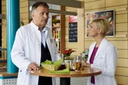 Ein Astrologe sorgt für Unstimmigkeiten zwischen Dr. Roland Heilmann (Thomas Rühmann) und Dr. Kathrin Globisch (Andrea Kathrin Loewig). Aufgrund der ungünstigen Planetenkonstellation will er sich erst am nächsten Tag am Auge operieren lassen und nimmt dafür sogar eine Erblindung in Kauf. Während Kathrin wenigstens etwas Verständnis für den Patienten aufbringen kann, kann Roland nicht im Geringsten nachvollziehen, wie man sich derart entscheiden kann. Kathrin hat nun eine OP für Null Uhr angesetzt und bittet Roland seine Vorbehalte zu überwinden und diesen Eingriff zu übernehmen.