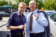 Hauptmeister Michi Mohr (Max Müller, l.) führt Polizeidirektor Gert Achtziger (Alexander Duda, r.) zum Tatort.