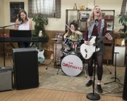 (v.l.n.r.) Erica Goldberg (Hayley Orrantia); Erica Valley (Alison Rich); Lainey Lewis (AJ Michalka)