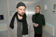 John (Felix von Jascheroff) ist fassungslos, dass Zoe (Lara Dandelion Seibert) ihn angelogen hat. Er trifft eine wichtige Entscheidung...