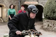 Father Brown (Mark Williams, r.) will um jeden Preis die Wahrheit rausfinden, bevor es zu spät ist.