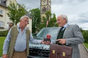 Franz (Heinz Marecek, l.) und Peter (Michael König, r.) tauschen mal wieder "Altlasten" aus.