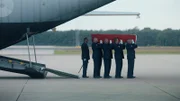 Der Flugunfall des Soldaten Dennis (Bart Harder) endet tragisch. Er wird beerdigt.