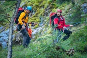 Die Bergretter Markus (Sebastian Ströbel, l.) und Tobias (Markus Brandl, r.) seilen sich gekonnt den unwegsamen Gebirgspfad hinab.