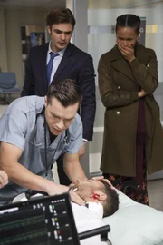 Doctor Riley (Jeremy Schuetze, v.l.); Xander McClure (Ian Verdun, v.r.); Ben Pownall (Alex Roe, h.l.); Maddie Bishop (Fola Evans-Akingbola, h.r.)