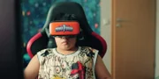 Rocco (Hoang Minh Ha) betritt mit seiner VR-Brille die virtuelle Vernissage von Maris Bruder Brian im Metaverse.