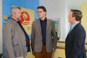 Die Kommissare Stadler (Dieter Fischer, l.) und Bach (Patrick Kalupa, r.) fühlen Roland Grimm (Wolfgang Seidenberg, M.), dem Ehemann der Toten, bezüglich seines Alibis auf den Zahn.