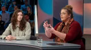 Zu Gast bei Louis Klamroth: v.l.n.r. Anna Mayr (Journalistin im Hauptstadtbüro „Die Zeit“) und Sasa Zatata (Bezieherin von Erwerbsminderungsrente und Bürgergeld).