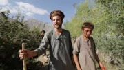 Afghanistan – Zu Fuss zum Dach der Welt Filmemacher Samuel Häde wird von seinem Gastgeber Ayunbek aus dem Dorf eskortiert.
