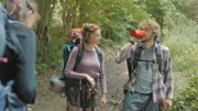 Ylena (Laurian Callebaut) teilt mit Michiel (Boris Van Severen) ihre Trinkflasche.
