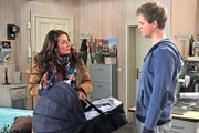 Carla (Maria Fuchs, l.) greift beherzt ein, als sie mitbekommt, dass Timo (Paul L. Pröve, r.) die Betreuung seines Babys den WGlern überlässt.
