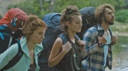 Auf dem GR 5 ist zwischen Ylena (Laurian Callebaut, l.), Zoë (Violet Braeckman, M.) und Michiel (Boris Van Severen, r.) nicht immer gute Stimmung. Der Wanderweg verlangt den Freunden einiges ab.