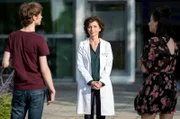 Karin Patzelts (Marijam Agischewa, M.) Patenkind Ole (Benjamin Weygand, l.) kommt in Begleitung von Vittoria Saltini (Mila Böhning, r.) ins Johannes-Thal-Klinikum. Die junge Frau hat sich auf einer Party an der Hand verletzt.