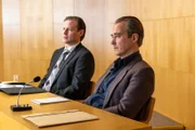 Vor Gericht weist Tommy (Jonas Karlsson, r.) wie immer alle Anschuldigen von sich und präsentiert seine eigene Wahrheit. Neben ihm sein Anwalt Carl Sewerin (Sven Boräng, l.).