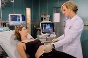 Die Ultraschallbilder zeigen Dr. Lea Peters (Anja Nejarri), dass die Entzündung wahrscheinlich schon auf Lilith Schades (Linda Blümchen) Eileiter übergegangen ist. Dr. Peters will minimalinvasiv operieren.