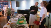 Showcooking an Bord mit Martin Baudrexel. Rechts im Bild: Kreuzfahrtdirektorin Marina Bergmüller.