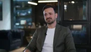 Der Rechtsanwalt Fatih Cetin vertritt die Eltern als Nebenkläger im Prozess. Er muss ihnen erklären, dass der Unfallverursacher wie in solchen Fällen üblich wegen fahrlässiger Tötung angeklagt wird. Und dass mit einer eher milden Strafe zu rechnen ist.