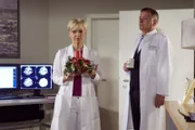 Dr. Kathrin Globisch (Andrea Kathrin Loewig) räumt aus Rücksicht auf seine Allergie, den Weihnachtsschmuck aus Dr. Roland Heilmanns (Thomas Rühmann) Büro. Roland versucht sie scherzhaft des Diebstahles zu bezichtigen - doch beide wissen, dieses Jahr ist alles anders. Es wird das erste Weihnachten ohne Pia Heilmann, Rolands Frau.