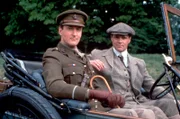 Lieutenant Hastings (Hugh Fraser) und John Cavendish (David Rintoui)