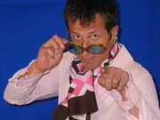 Willi im Stil der 70er-Jahre gekleidet. Heute trifft er zwei Münchner Mode-Designer, um herauszufinden, wie die Mode in Mode kommt.