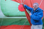 Colin Devey begibt sich mit einem Heißluftballon in die Luft. Aus dieser Perspektive kann er die Zusammenhänge der Geologie und Erdgeschichte genau analysieren.