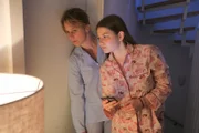 Was macht Papa da nur? Annie (Bernadette Heerwagen, l.) und ihre Tochter Cora (Antonia Fulss, r.) lauschen, was Ralf so lange in dem Zimmer treibt.