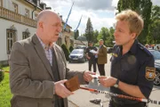 Polizist Mohr (Max Müller, r.) bittet den Lehrer Karlheinz Nebel (Heinz-Josef Braun, l.) um seinen Personalausweis.