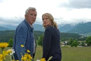 Franz (Heinz Marecek) und Emilie (Stefanie von Poser) machen sich Sorgen um Mia und ihre todkranke Mutter Carola.