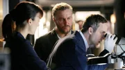 Grissom (William Petersen, Mi.), Wendy Simms (Liz Vassey) und Hodges (Wallace Langham) machen eine interessante Entdeckung: dem toten Kind wurden die Haare gefärbt.