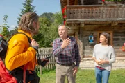 Bruno Steyer (Franz Froschauer, M.) macht sich große Sorgen um seine Frau Lotta. Er und seine Tochter Mona (Nina Steils, r.) hoffen auf den Bergretter Markus Kofler (Sebastian Ströbel, l.)