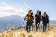 Rund 170 Kilometer und 9.500 Höhenmeter legen (von links) Kaddi, Toni und Lisa zurück.