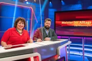 Neues Rateteam beim SWR Wissensquiz „Meister des Alltags“: Comedienne Meltem Kaptan und Schauspieler Antoine Monot Jr. gehen Fragen aus dem alltäglichen Leben mit Witz und gewitzt auf den Grund.
