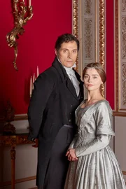 Von links nach rechts: Lord Melbourne (Rufus Sewell) und Victoria (Jenna Coleman).