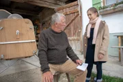 Mia (Mia-Sophie Ballauf) will mit Franz (Heinz Marecek) an seinem Leichtflugzeug bauen.