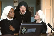 Schwester Lela (Denise M'Baye, l.), Schwester Hanna (Janina Hartwig, M.) und Emma Graf (Thekla Hartmann, r.) lesen die Reaktionen auf ihren Podcast.
